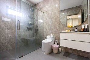 Haartrockner, Handtücher, Seife, Shampoo