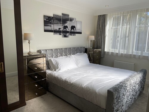 Beautiful townhouse in the heart of Knutsford with 3 parking spaces