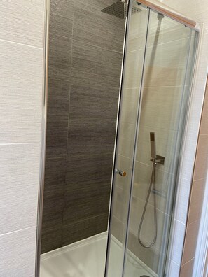 Een douche, een haardroger, handdoeken, zeep