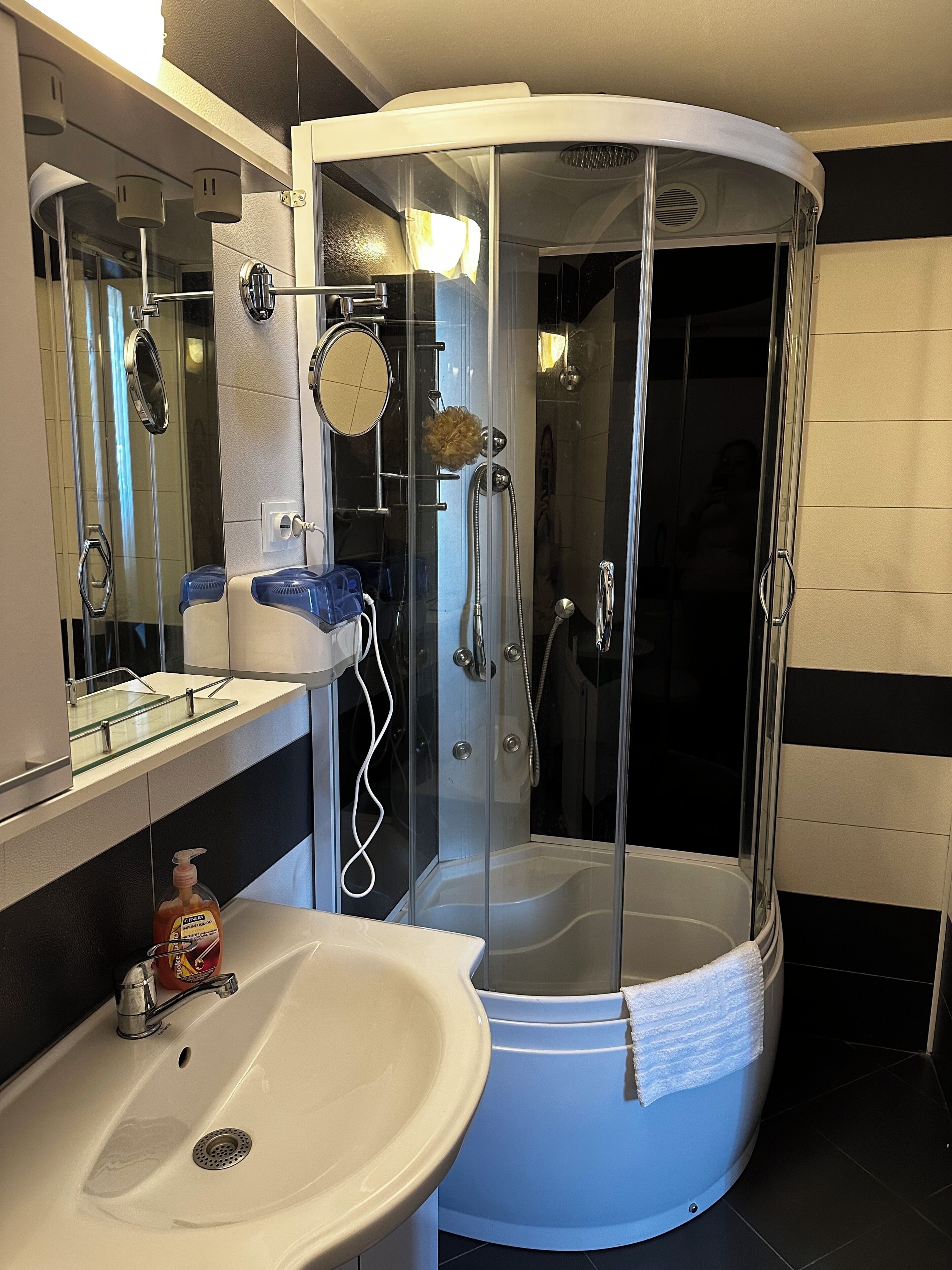 Comfort Double Room, Non Smoking, Ensuite | Bathroom | Shower, hair dryer, towels, soap