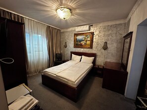 Quarto casal conforto | Escrivaninha, Wi-Fi de cortesia