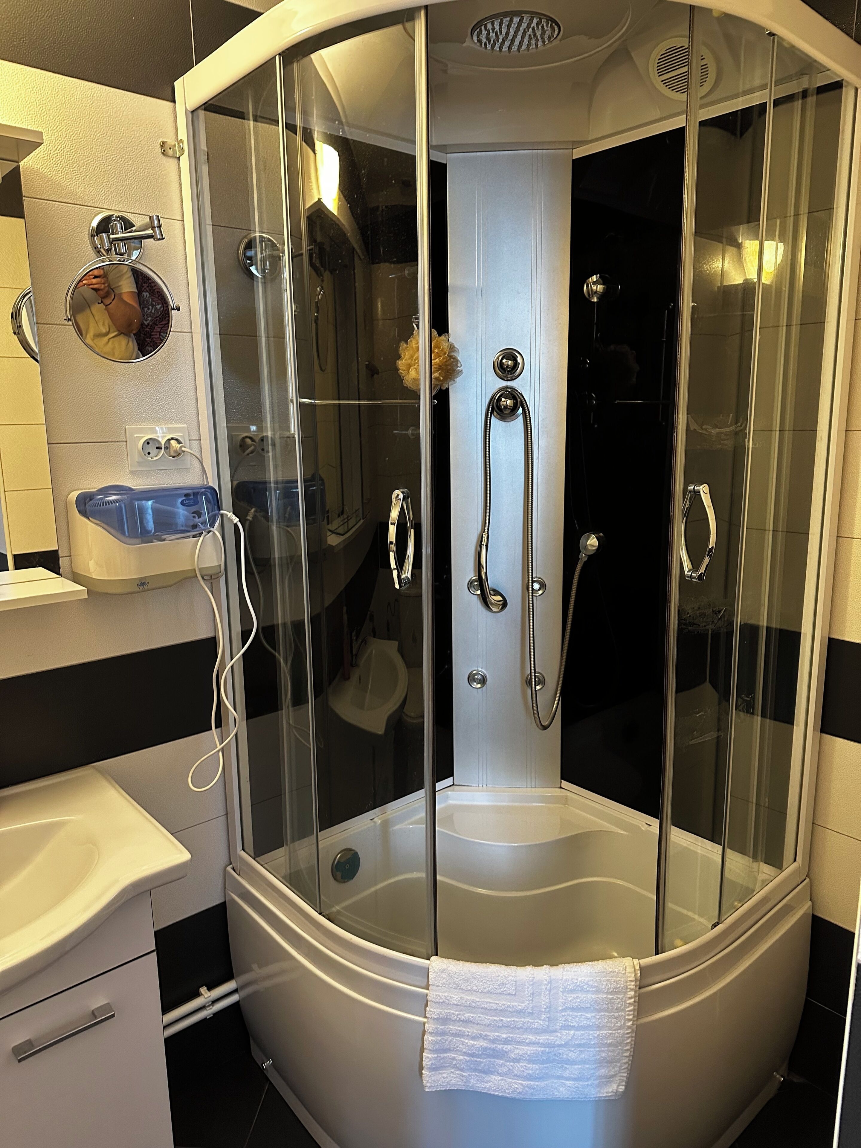 Quarto casal conforto, para não fumantes, suíte | Banheiro | Chuveiro, secador de cabelo, toalhas de banho, sabonete