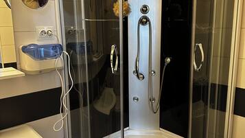 Quarto casal conforto, para não fumantes, suíte | Banheiro | Chuveiro, secador de cabelo, toalhas de banho, sabonete