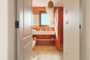 Chambre Double Deluxe, vue piscine | Salle de bain