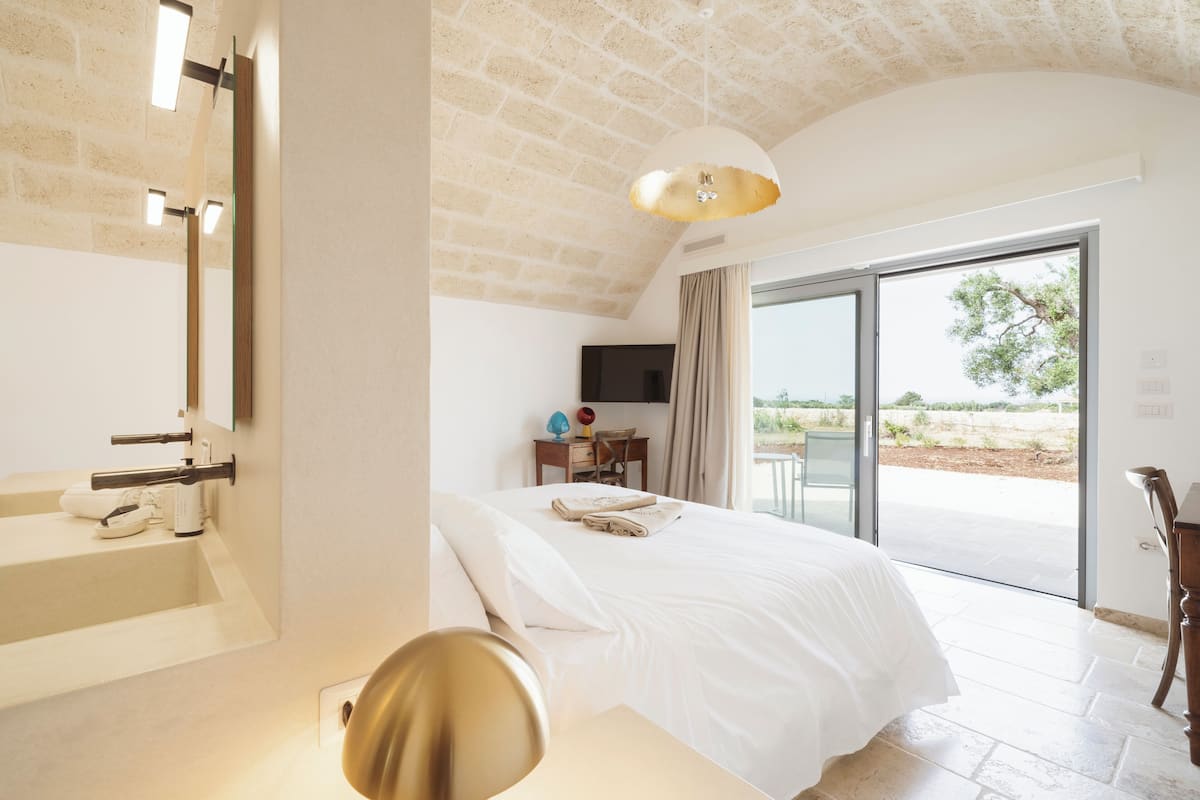 Luxury Room, Sea View | Minibar, in-room safe, free WiFi