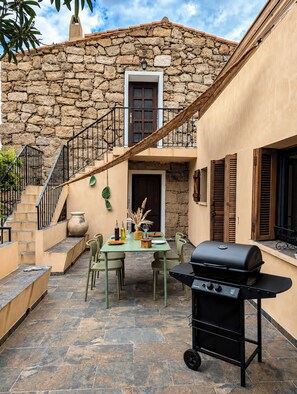 Outdoor dining - Traditional house (Figari)