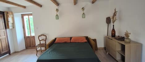 1 bedroom, iron/ironing board, travel cot, free WiFi