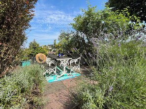 Outdoor dining - 3 bedroom accommodation in Torquay (Torquay)