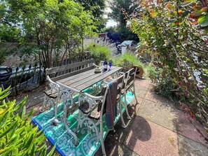 Outdoor dining - 3 bedroom accommodation in Torquay (Torquay)