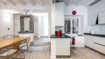 Appartement, patio, uitzicht op meer | Dineerruimte