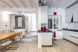 Appartement, patio, uitzicht op meer | Dineerruimte