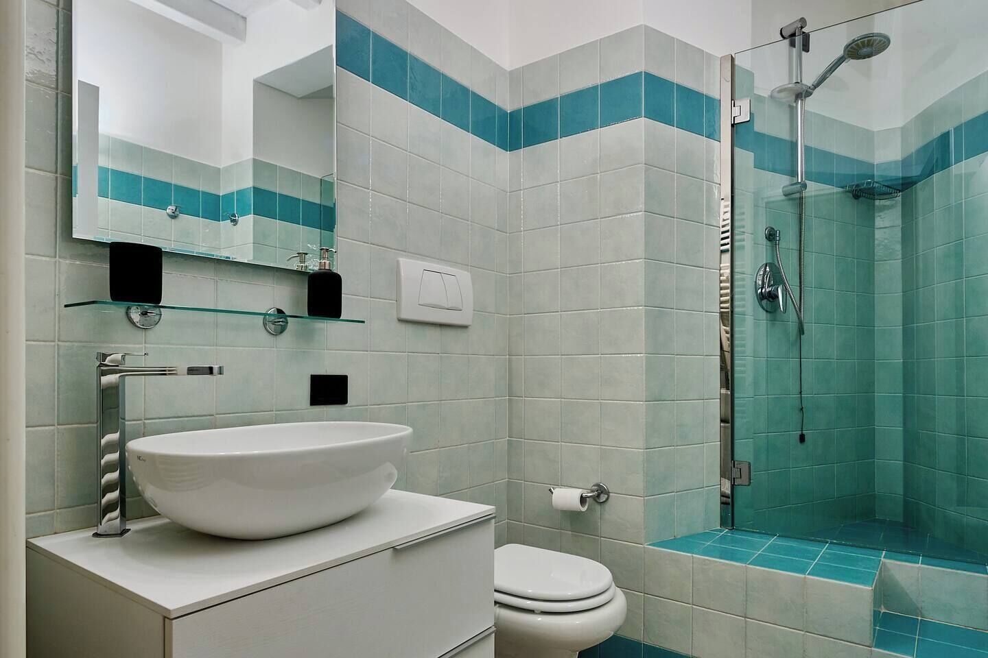 Appartement, patio, uitzicht op meer | Badkamer | Shampoo, toiletpapier