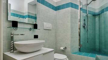 Appartement, patio, uitzicht op meer | Badkamer | Shampoo, toiletpapier