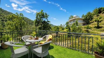Vila luxo, vista para a colina | Opções para refeição ao ar livre