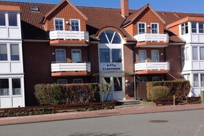 A two-story building with a sign reading 'HAUS ELBSTROM' at the entrance. - Holiday apartment with 1 bedroom (Cuxhaven-Döse)