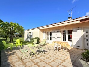Outdoor dining - Vrbo Property (Dolus-d'Oléron)