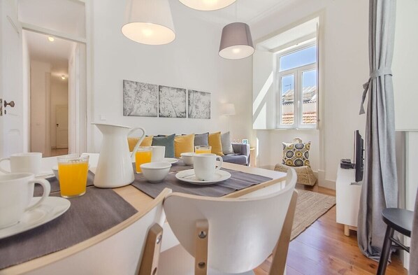 Exterior - Bright 2BR on Bica Steps Walk to Chiado (Lisbon)
