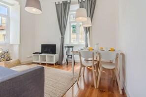 Exterior - Bright 2BR on Bica Steps Walk to Chiado (Lisbon)