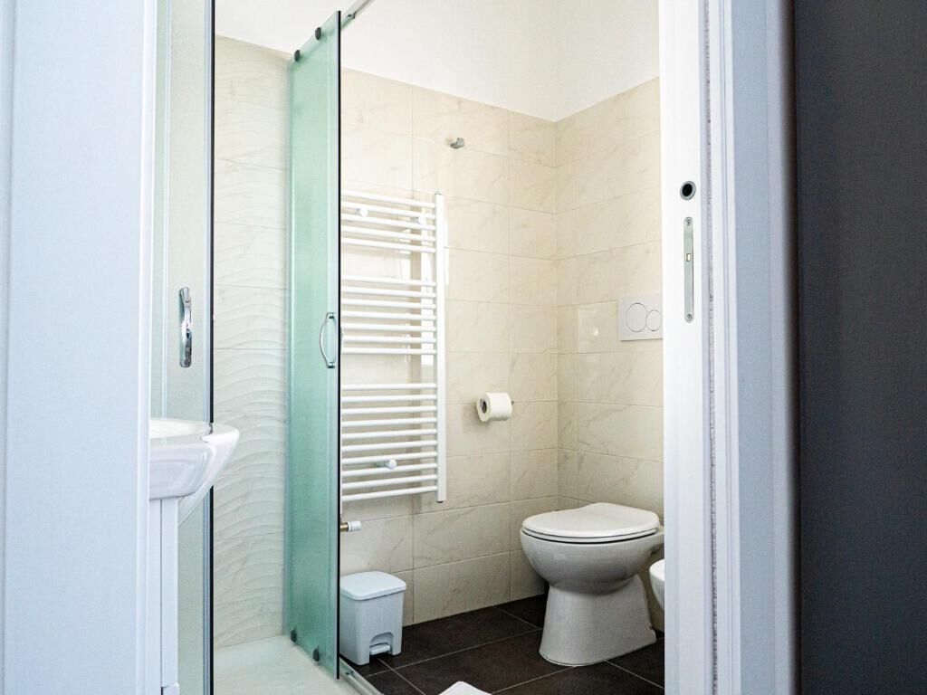 Habitación Confort con 1 cama doble o 2 individuales, balcón, vistas a la ciudad | Baño | Ducha, artículos de higiene personal gratuitos y secador de pelo