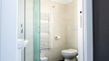 Habitación Confort con 1 cama doble o 2 individuales, balcón, vistas a la ciudad | Baño | Ducha, artículos de higiene personal gratuitos y secador de pelo