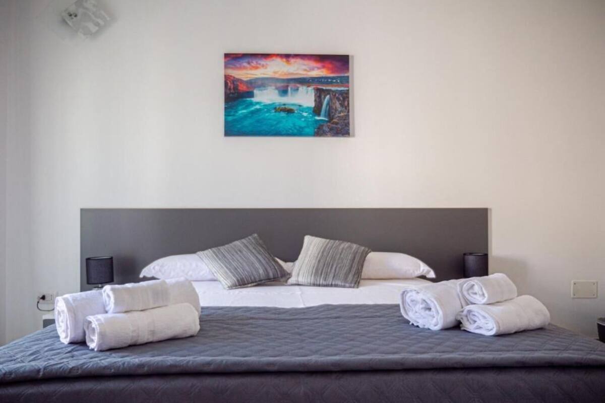 Comfort-værelse med dobbeltseng eller 2 enkeltsenge - balkon - byudsigt | Gratis Wi-Fi