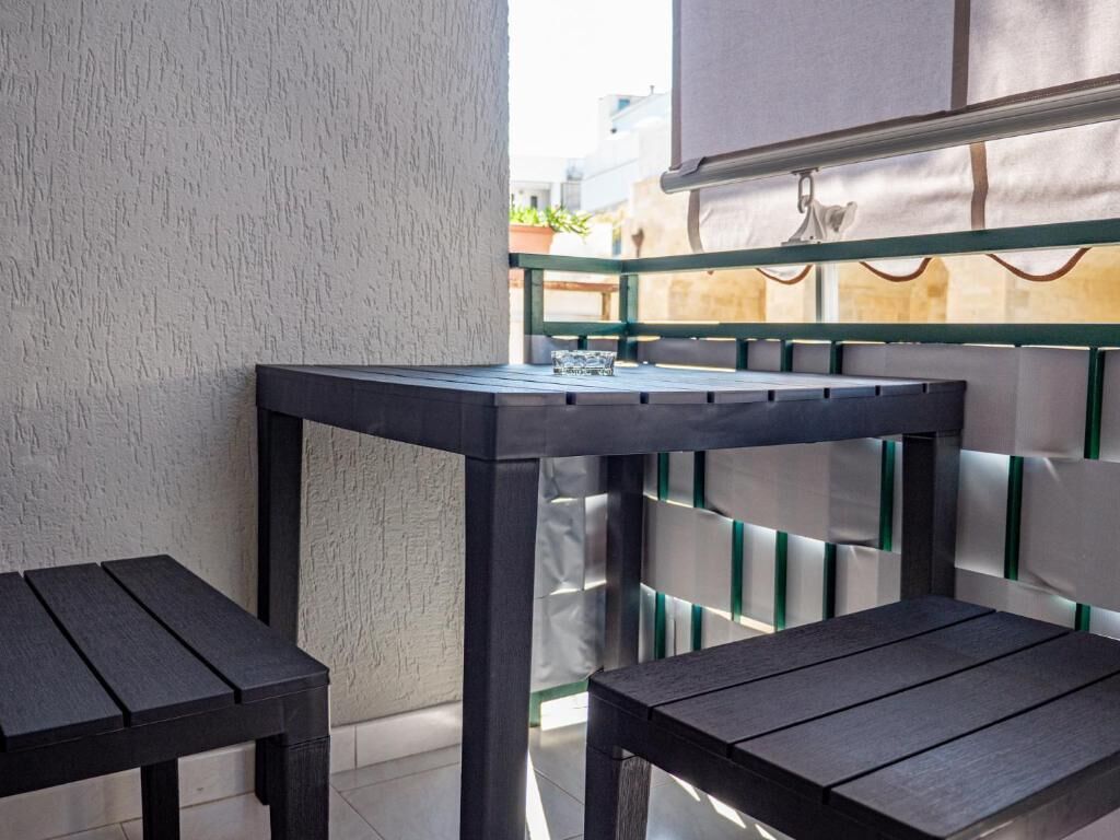 Habitación Confort con 1 cama doble o 2 individuales, balcón, vistas a la ciudad | Restaurante al aire libre