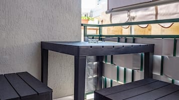 Habitación Confort con 1 cama doble o 2 individuales, balcón, vistas a la ciudad | Restaurante al aire libre