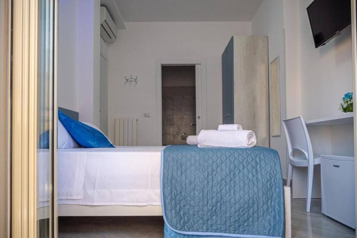 Comfort-værelse med dobbeltseng eller 2 enkeltsenge - balkon - byudsigt | Gratis Wi-Fi