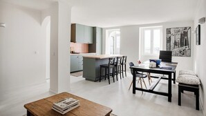 Een modern appartement met keuken, eethoek en woonruimte.