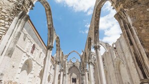 An interior view of a historic building with Gothic arches and stone columns. - Baixa Rooftop Duplex Lisbon (Lisbon)