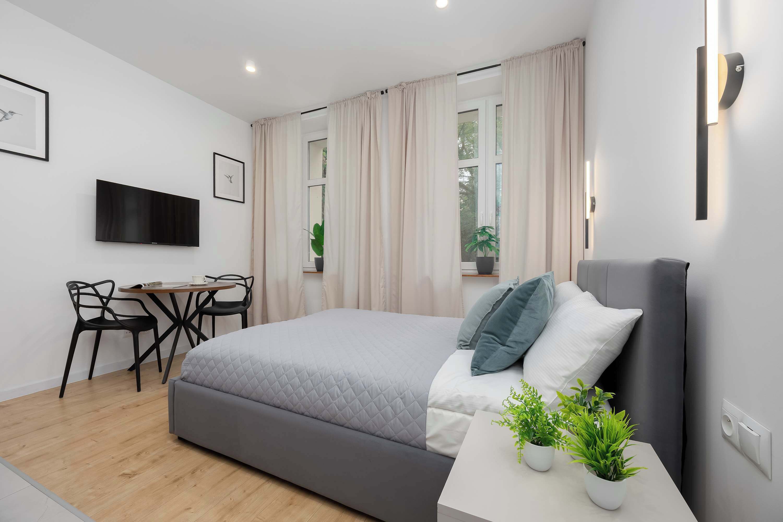 Iron/ironing board, travel crib, WiFi, bed sheets