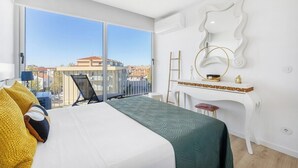 A modern hotel room with a large bed, a desk, and a balcony with a view. - Blue Breeze Espinho Pool View, Gym Balcony (Espinho)