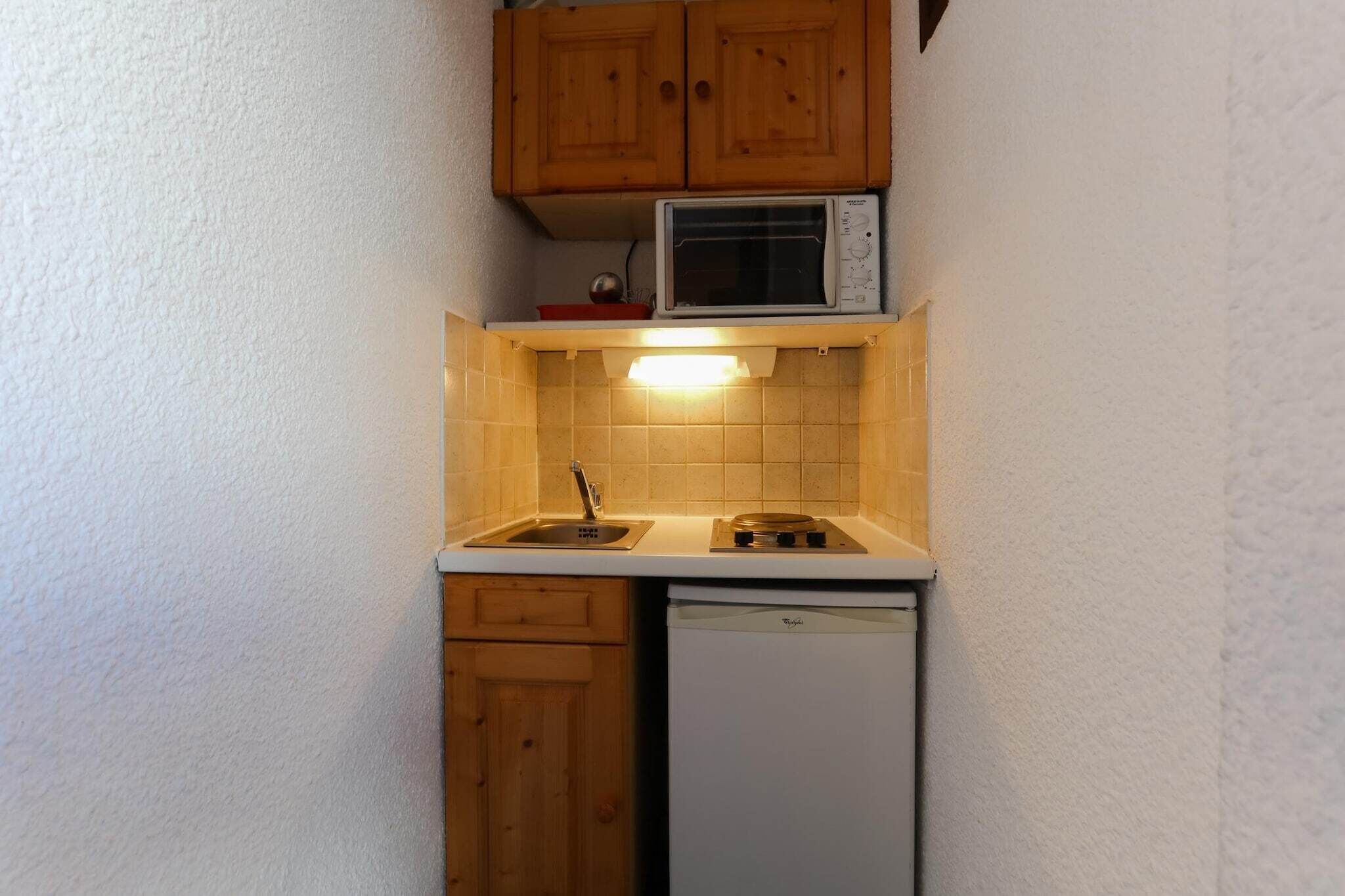 Fridge, stovetop, dining table