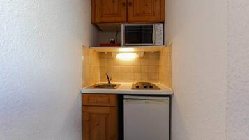Fridge, stovetop, dining table