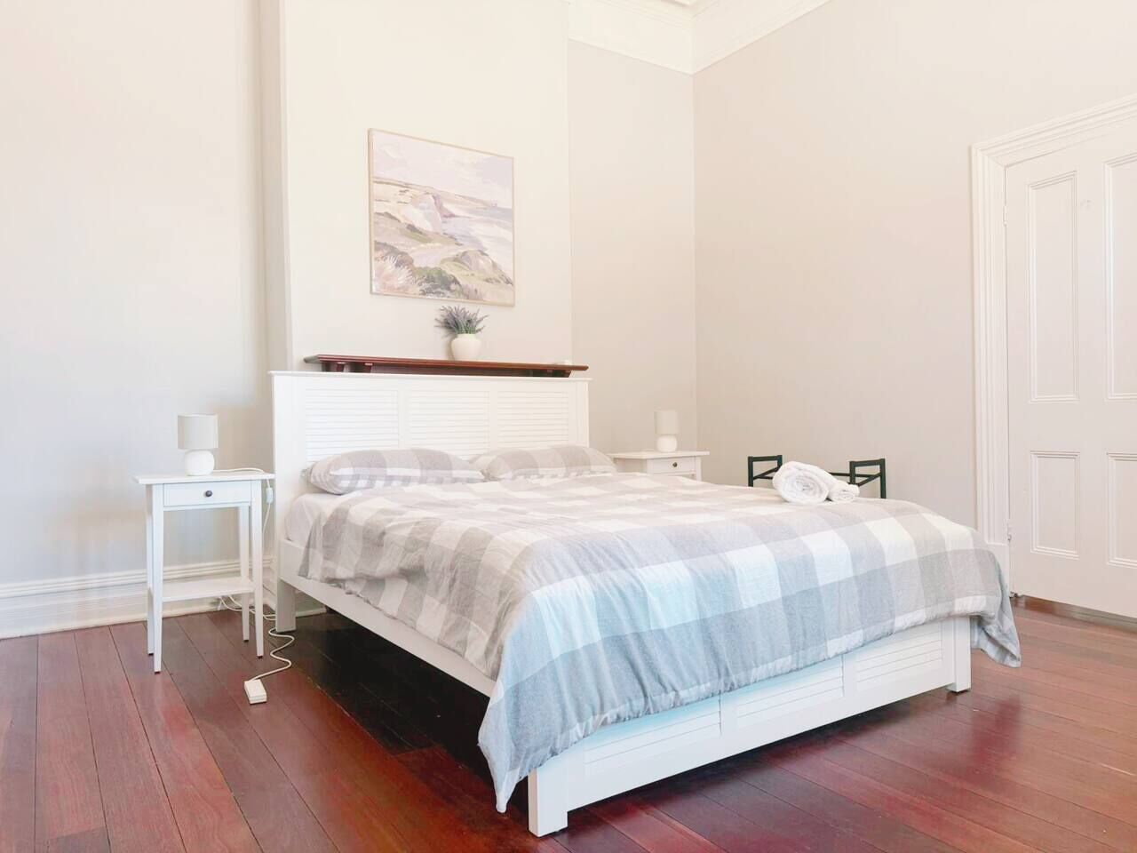 Desk, iron/ironing board, WiFi, bed sheets