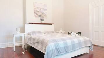 Desk, iron/ironing board, WiFi, bed sheets