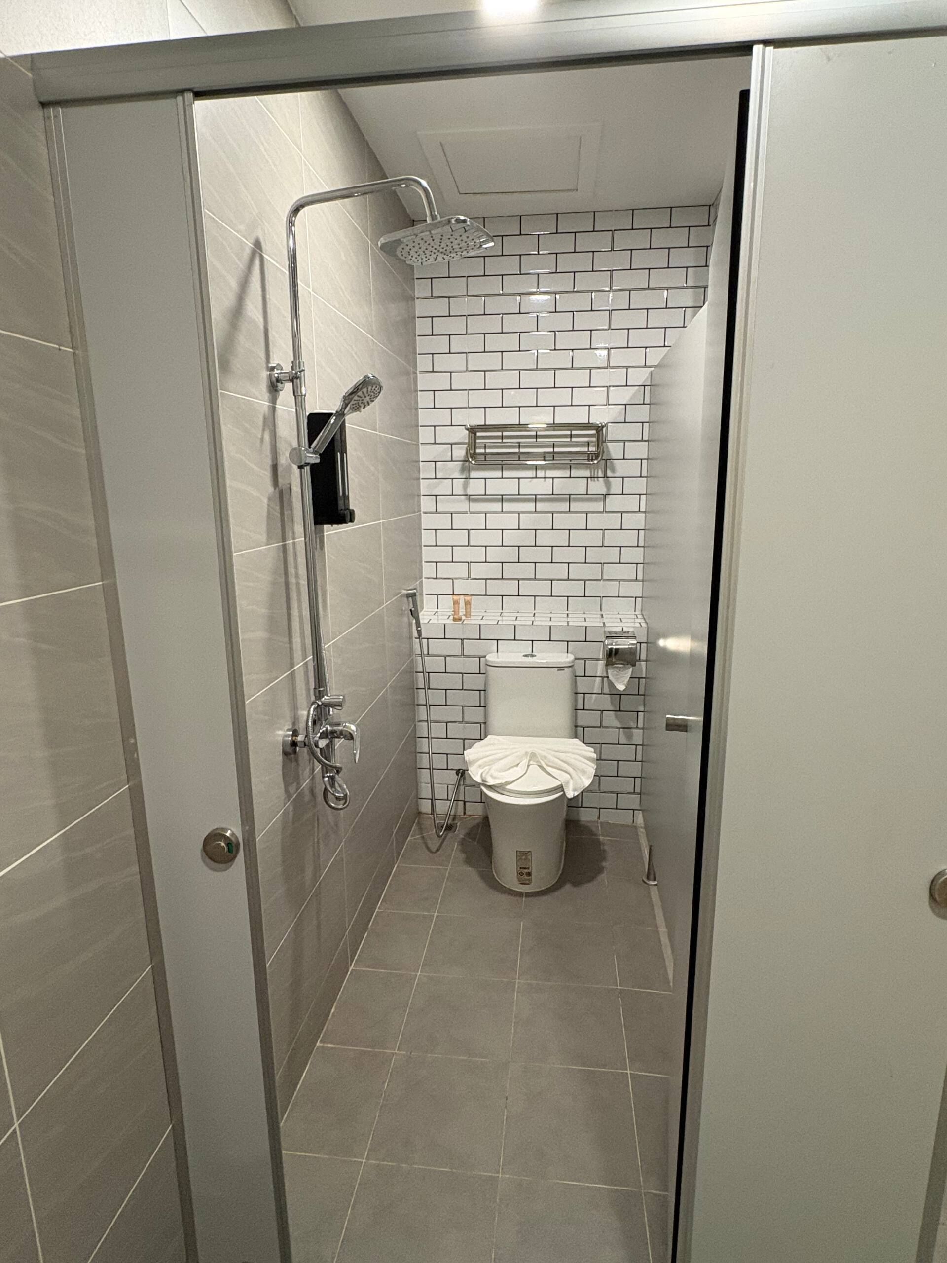 Suite familiar | Bany | Dutxa, assecador de cabells, sabatilles i tovalloles 