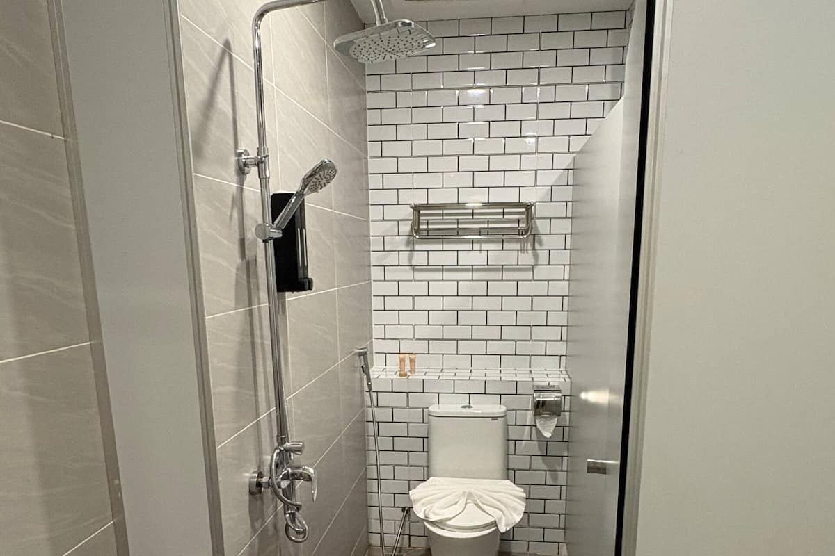 Suite familiar | Baño | Regadera, secadora de cabello, pantuflas, toallas