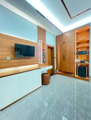 Deluxe-Dreibettzimmer, Balkon, Stadtblick | Zimmersafe, Schreibtisch, laptopgeeigneter Arbeitsplatz