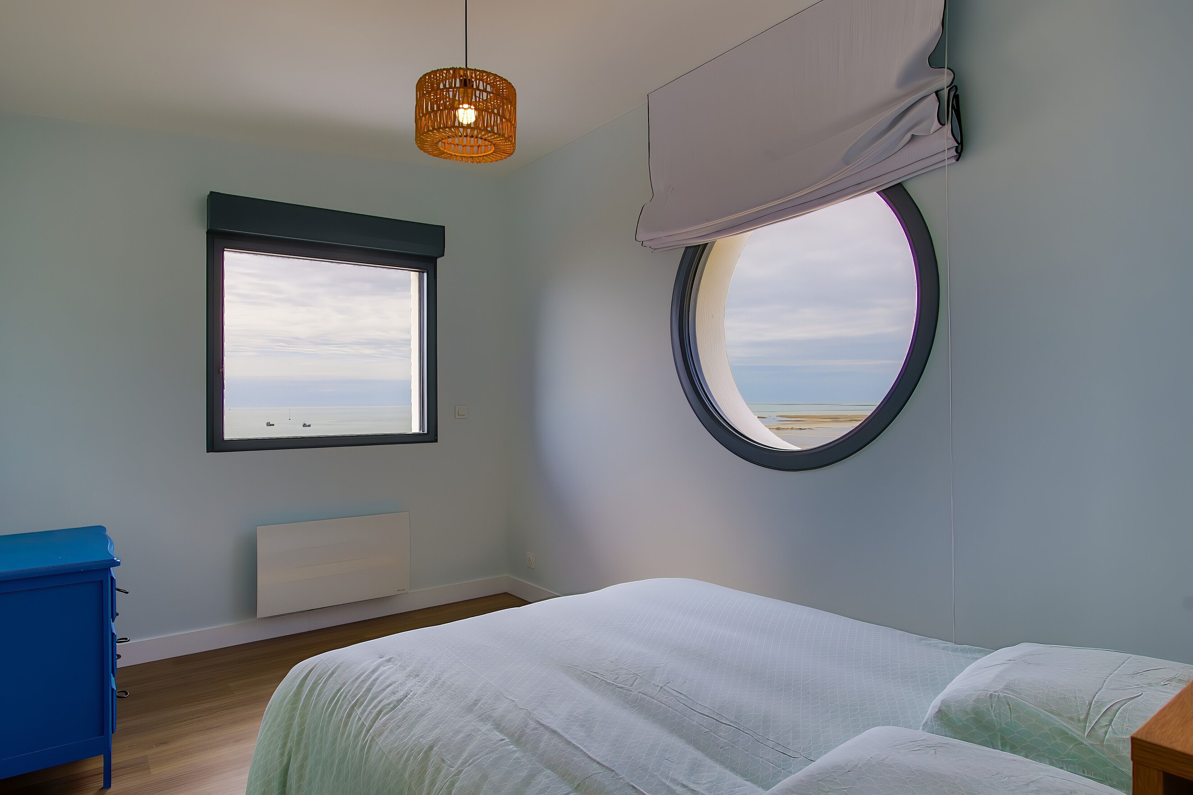 Iron/ironing board, WiFi