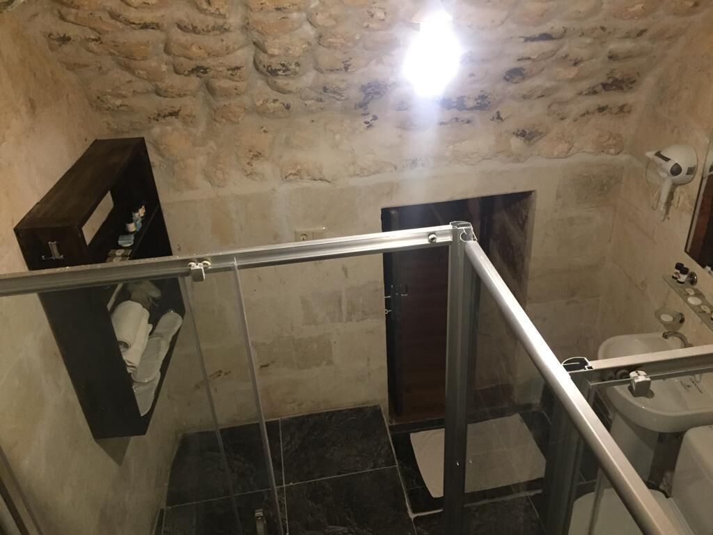 Exclusieve vierpersoonskamer | Badkamer | Een haardroger, pantoffels, handdoeken, zeep