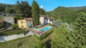 Seasonal outdoor pool, open 9:00 AM to 7:30 PM, pool umbrellas - Agriturismo Corboli (Vernio)