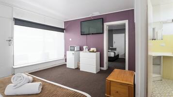 Basic-Doppel- oder -Zweibettzimmer, Mehrere Betten, Nichtraucher | Schreibtisch, kostenloses WLAN