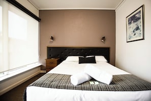 Quarto casal básico, para não fumantes, vista para o pátio | Escrivaninha, Wi-Fi de cortesia