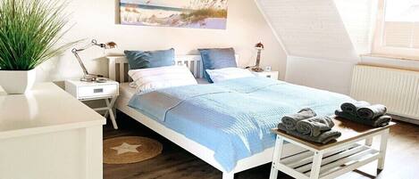 3 Schlafzimmer, Schreibtisch, Bügeleisen/Bügelbrett, Reisekinderbett