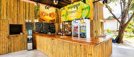 Bar (trong khuôn viên)