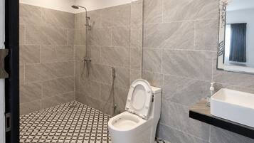 Deluxe Quadruple Room, Garden View | Bathroom | Shower, free toiletries, towels, soap