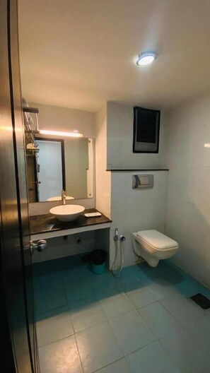 Standard Double Room | Bathroom | Separate bathtub and shower, towels, soap - Hotel Sona Mina (Tiruchirapalli)