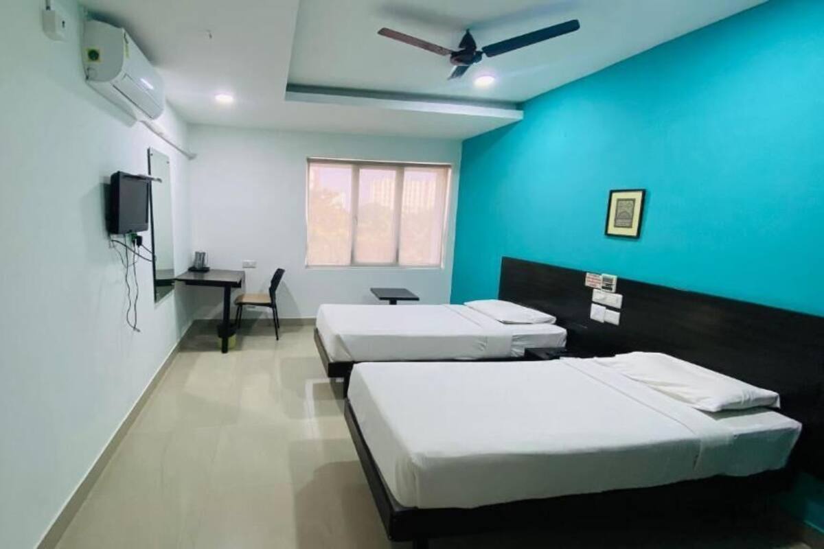Standard Double Room | Meja, ruang kerja komputer riba, Wi-fi percuma 