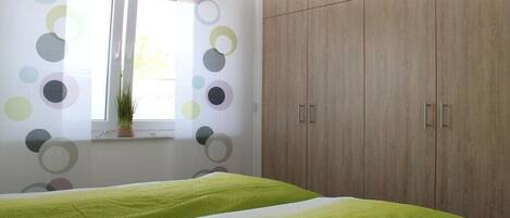 2 bedrooms, iron/ironing board, travel cot, free WiFi